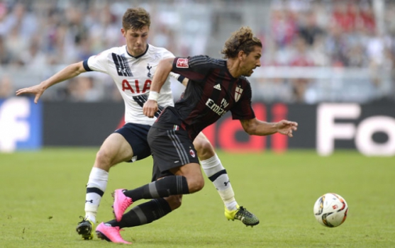Ben Davies x Alessio Cerci - Milan x Tottenham (Foto: Christof Stache / AFP)