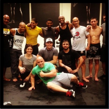 Anderson Silva posa com equipe e Anderson Silva (FOTO: Reprodução)