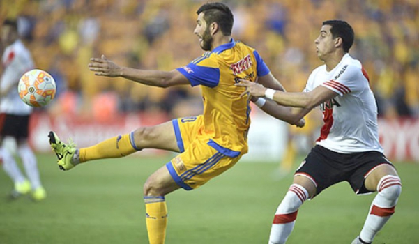HOME - Tigres x River Plate - Copa Libertadores - Andre Gignac e Ramiro Funes (Foto: Yuri Cortez/AFP)
