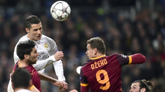 HOME - Real Madrid x Roma - Liga dos Campeões - Cristiano Ronaldo e Dzeko (Foto: Javier Soriano/AFP)