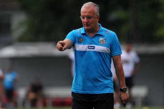 Dorival pede limite à rivalidade entre Santos e Palmeiras: 'Esporte perdeu'