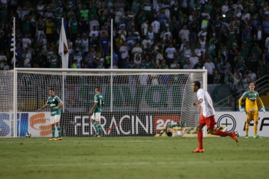 Robinho e Egídio apoiam protesto de torcida: 