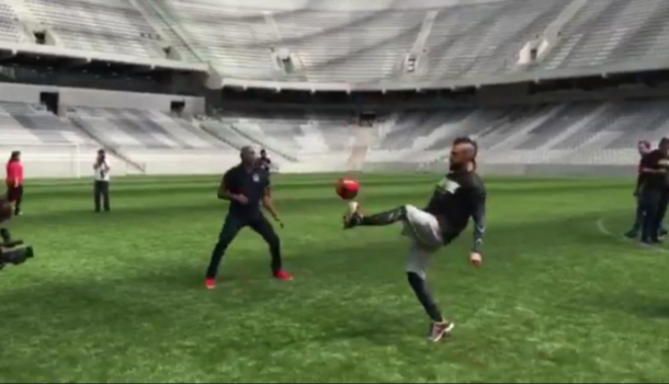 Vitor Belfort e Anderson Silva jogam altinha no Arena da Baixada (FOTO: Reprodução)