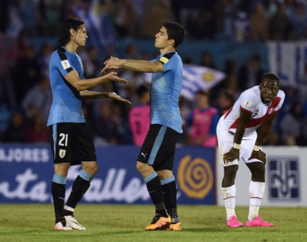 Com gol de Cavani, o Uruguai bateu o Peru por 1 a 0 e assumiu o 1º lugar das Eliminatórias