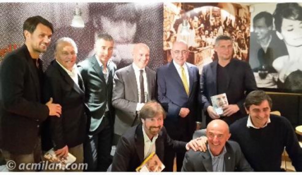 Arrigo Sacchi com ex-jogadores do Milan (Foto: Divulgação)
