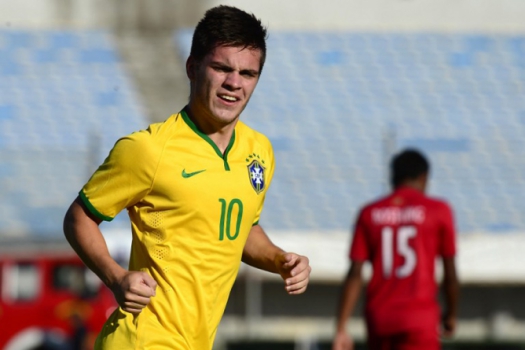 O meia Nathan surgiu no Atlético-PR, foi contratado pelo Chelsea, mas está emprestado ao Vitesse