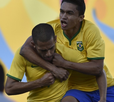 O atacante Erik (d) surgiu bem no Goiás e hoje joga pelo Palmeiras
