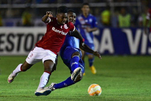 O atacante Vitinho surgiu muito bem no Botafogo, foi para a Europa, e voltou para o Inter