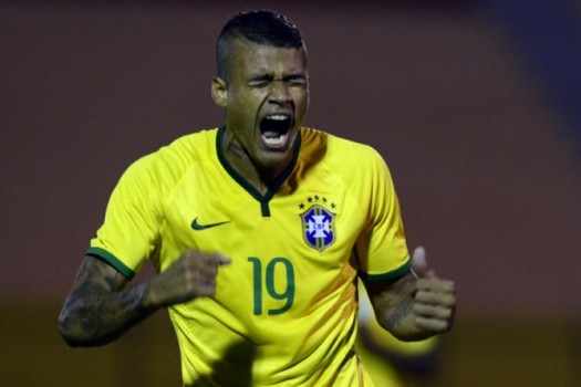 Kenedy surgiu como bom atacante do Fluminense, mas hoje é usado como lateral no Chelsea