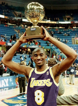 O jovem Kobe Bryant, de apenas 19 anos, celebra a vitória no Torneio de Enterradas