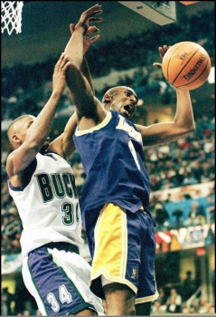 Kobe Bryant disputa a jogada com Ray Allen, então no Milwaukee Bucks
