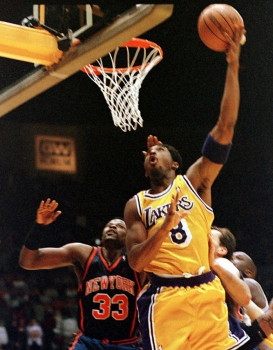Kobe Bryant supera a marcação de Patrick Ewing, do New York Knicks, para marcar