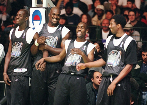 Kobe Bryant se diverte ao lado de Payton, O'Neal e Garnett no Jogo das Estrelas de 1998