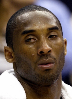 Kobe chora ao ser eliminado dos playoffs da NBA em 2003 pelo San Antonio Spurs