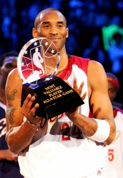 Kobe Bryant recebe o troféu de melhor jogador do Jogo das Estrelas de 2007