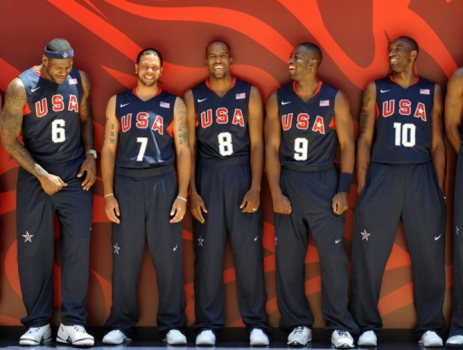 Kobe se diverte com seus companheiros antes dos Jogos Olímpicos de 2008