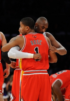 Kobe Bryant enfrenta mais um jovem talento da NBA, Derrick Rose, dos Bulls