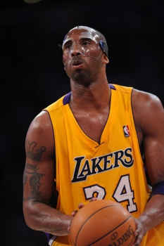 Em 2012, Kobe atuou com uma máscara no rosto após sofrer lesão