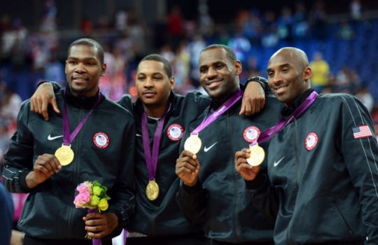 Ao lado de Durant, Harden e LeBron, Kobe celebra o título olímpico de 2012