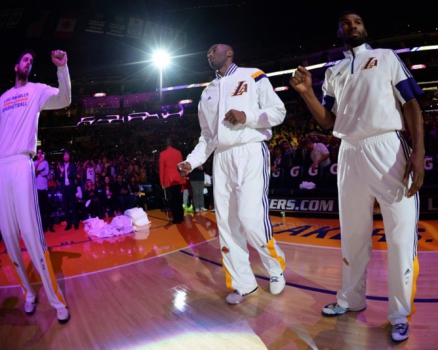 Kobe Bryant é anunciado pelo Lakers antes de jogo contra o Golden State Warriors