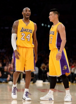 Kobe Bryant ao lado do jovem talento do Lakers Jeremy Lin