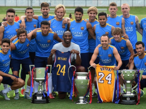 O astro Kobe Bryant visita a equipe do Barcelona em 2015