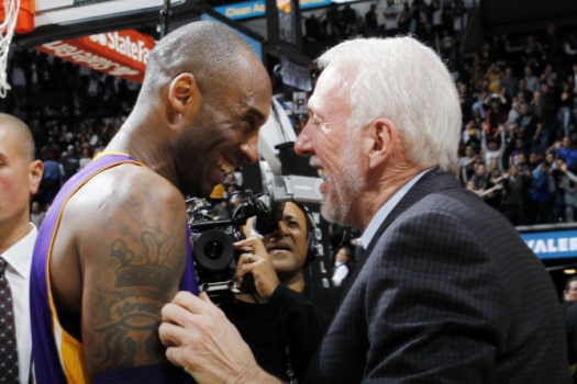 Kobe Bryant se diverte com o técnico do Antonio Spurs, Gregg Popovich