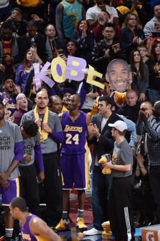 Kobe é homenageado em sua turnê de despedida da NBA em Cleveland