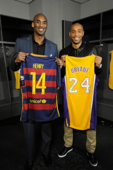 O francês Thierry Henry e Kobe Bryant trocam camisetas em Los Angeles