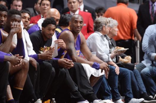 Cena um pouco mais comum no fim da carreira de Kobe na NBA, o atleta no banco