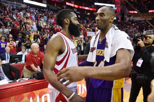 Kobe Bryant cumprimenta o barba James Harden em duelo contra o Rockets