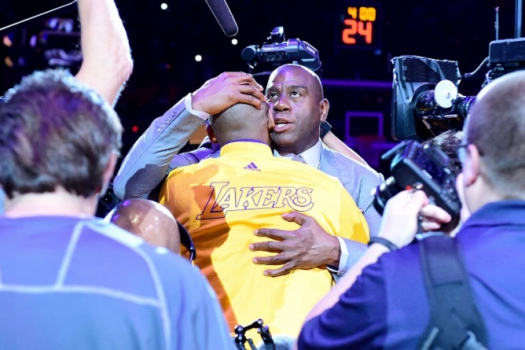 'Magic' Johnson parabenizou Kobe em seu jogo de despedida na carreira