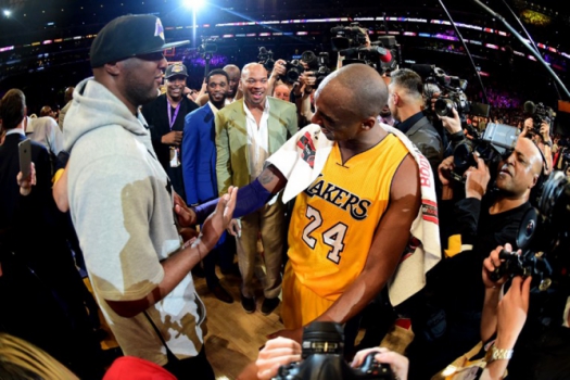 Bryant recebe o cumprimento de Lamar Odom após marcar 60 pontos pelo Lakers