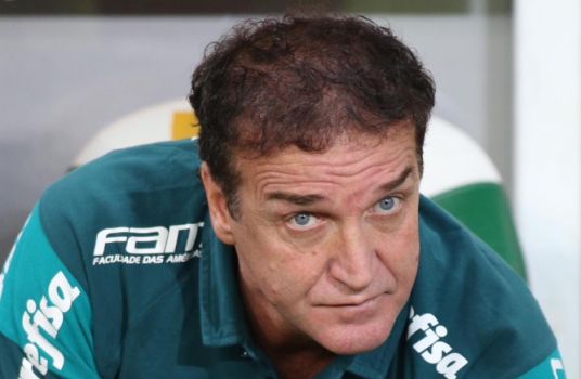 Cuca pede desculpa por queda na Libertadores e promete brigar no Brasileiro