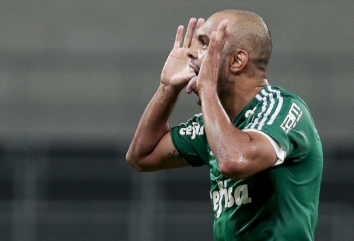 Promessa cumprida: Alecsandro homenageia o pai em vitória aliverde
