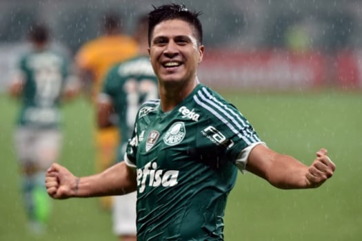 O atacante argentino Cristaldo é uma das opções do Palmeiras para 2016