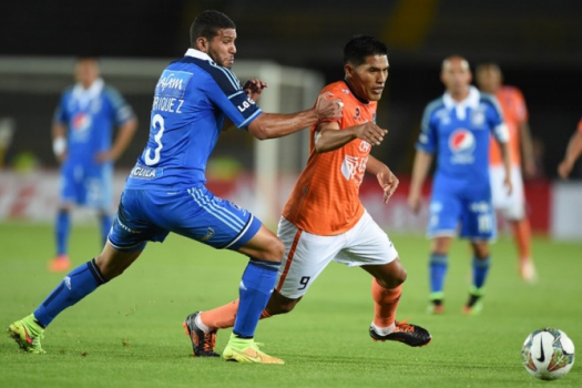 O zagueiro colombiano Osvaldo Henriquez (e) chegou ao Sport em 2016
