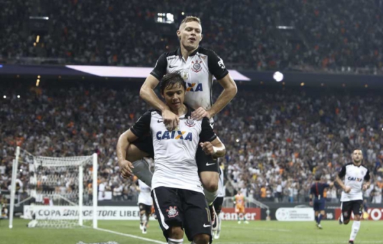 Análise: Corinthians mutante goleia com três na frente e muito apoio