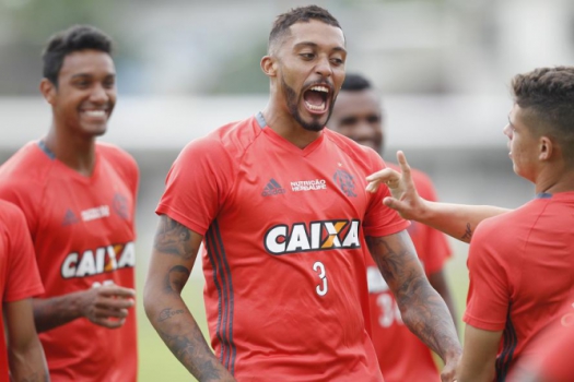 César Martins não treinou com bola (Gilvan de Souza / Flamengo)