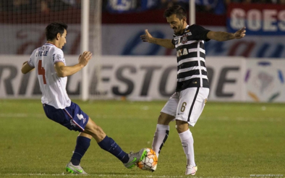 Uendel e Fucile, em disputa de bola no jogo da última quarta-feira (Foto: Daniel Augusto Jr)