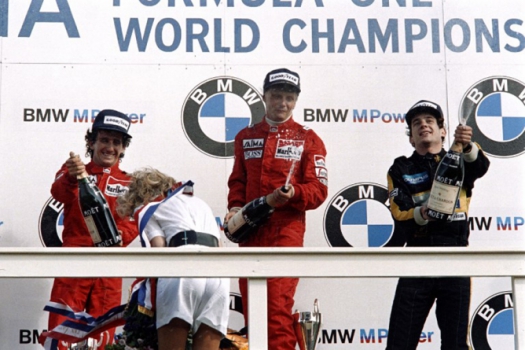 Senna celebra o 3º lugar no GP da Holanda, em 1985, que teve Niki Lauda (c) como vencedor e Alain Prost (e) em 2º