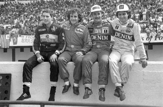 Ayrton Senna posa ao lado de Alain Prost, Nigel Mansell e Nelson Piquet em 1986