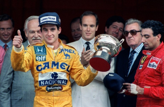 Ayrton Senna comemora a vitória no GP de Mônaco de 1987