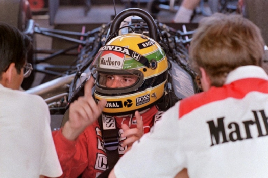 O piloto Ayrton Senna conversa com seus mecânicos no Rio de Janeiro, em 1988