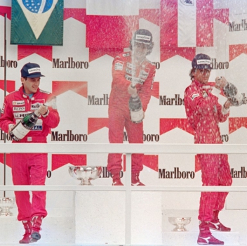 Senna (e) no pódio do GP do México de 1988, ao lado de Alain Prost (c) e Gerhard Berger (d)