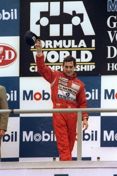 Ayrton Senna comemora após vencer o GP da Alemanha de 1988