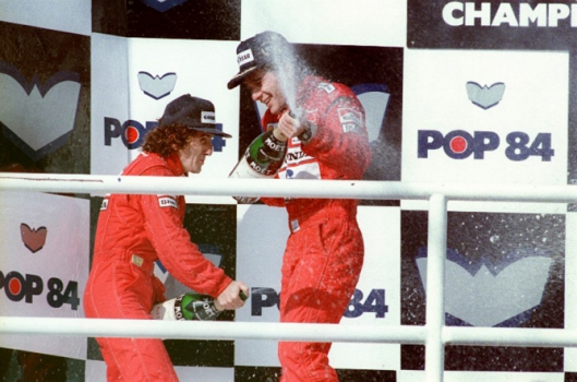 Ayrton Senna comemora mais uma vitória em 88, no GP da Hungria