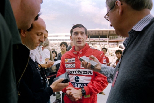 O piloto brasileiro Ayrton Senna é cercado por repórteres antes do GP do Japão em 1988