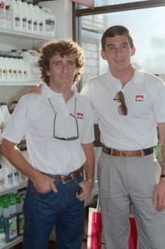 Ayrton Senna posa ao lado de seu companheiro de equipe, o francês Alain Prost