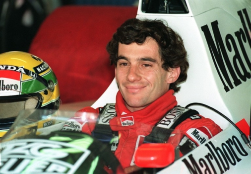 Ayrton Senna sorri após obter a pole do GP de Portugal de 1989